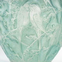 Vase &quot;Perruches&quot; verre blanc patiné bleu vert de René LALIQUE