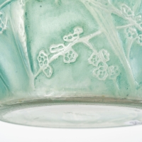 Vase &quot;Perruches&quot; verre blanc patiné bleu vert de René LALIQUE