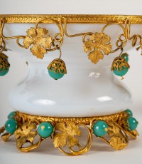 Panier et ses deux gobelets en opaline et laiton doré, XIXème siècle