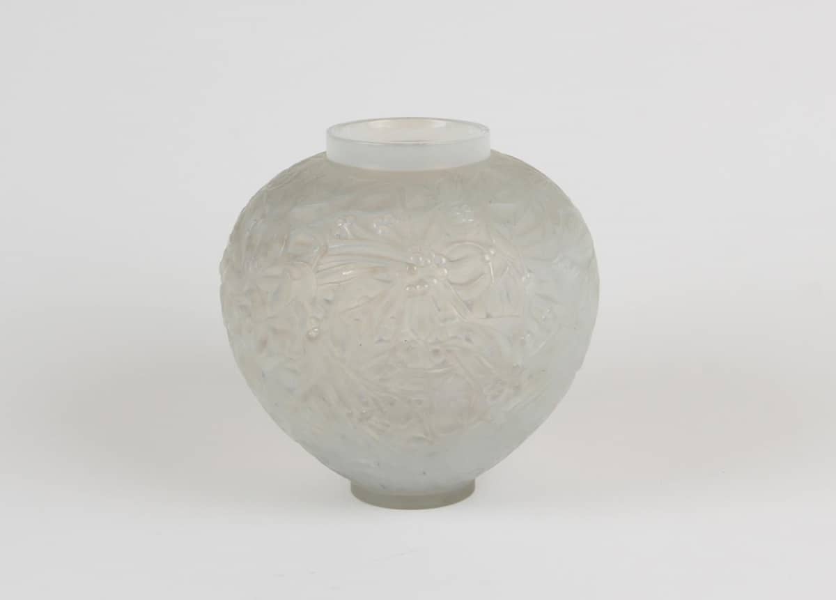 René LALIQUE (1860-1945) Vase &quot;Gui&quot; opalescent