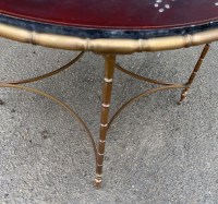 1950/70′ Table Basse Ronde Bronze Décor Palmier, Plateau Laque de Chine Rouge Style Maison Baguès