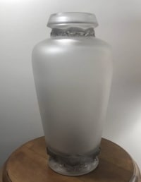 Vase &quot;Frise Aigles&quot; verre blanc patiné gris de René LALIQUE