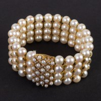 Bracelet composé de 4 rangs de perles du Japon agrémenté de barettes en or 18 carats