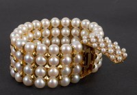 Bracelet composé de 4 rangs de perles du Japon agrémenté de barettes en or 18 carats