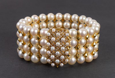 Bracelet composé de 4 rangs de perles du Japon agrémenté de barettes en or 18 carats||||||