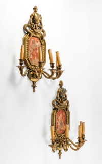 Paire d’appliques en bronze à 5 lumières, encadrant des médaillons en scaglione  XIXème siècle