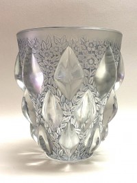 Vase &quot;Rampillon&quot; verre blanc patiné bleu-gris de René LALIQUE