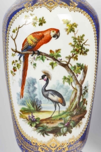 Paire de vases en porcelaine à décor d&#039;oiseaux exotiques, travail français du début du XIXe siècle