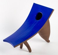 vase bleu tripode cornu par Salvatore Parisi - exposition en cours