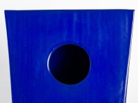 vase bleu tripode cornu par Salvatore Parisi - exposition en cours