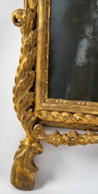 Miroir en bois sculpté et doré travail Italien du milieu du XVIIIème siècle vers 1750
