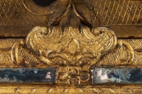 Miroir à fronton en bois sculpté et doré d’époque Régence vers 1715-1723