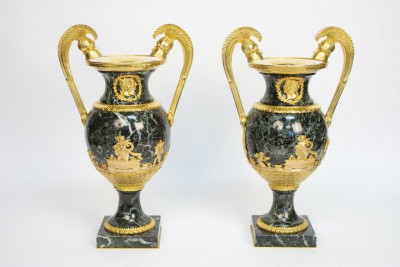 Paire de vases en marbre vert et bronzes||