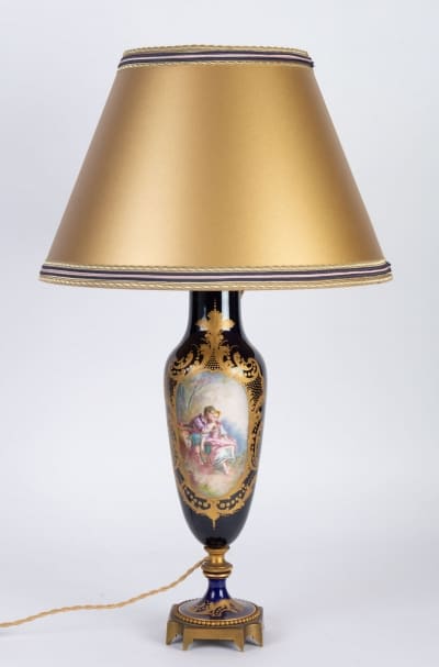 Lampe bleu de Sèvres à scènes galantes XIXème|||||||||