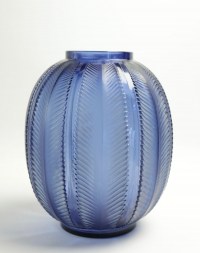 RENE LALIQUE (1860-1945) Vase &quot;Biskra&quot; teinté Bleu