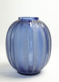 RENE LALIQUE (1860-1945) Vase &quot;Biskra&quot; teinté Bleu