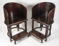 Paire de fauteuils de dignitaire en bois, repose-pied, Art d&#039;Asie.