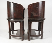 Paire de fauteuils de dignitaire en bois, repose-pied, Art d&#039;Asie.