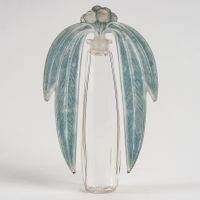 Flacon Tiare &quot;Eucalyptus&quot; verre blanc patiné bleu vert de René LALIQUE