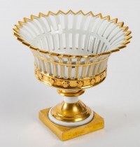 3 coupes en porcelaine de Paris, blanche et or, Époque Empire