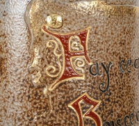 Chope en grès émaillé avec anse zoomorphe et couvercle en étain, manufacture de Sarreguemines, fin XIXe siècle - début du XXe siècle