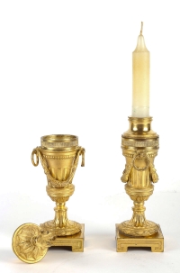 Paire de cassolettes formant bougeoirs de style Louis XVI en bronze doré