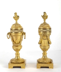 Paire de cassolettes formant bougeoirs de style Louis XVI en bronze doré