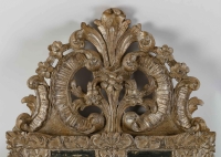 Époque Régence vers 1715-1723 Miroir à parecloses et à fronton en bois argenté