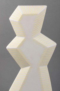 Sculpture contemporaine en marbre blanc rehaussé de jaune par Savy, 2005
