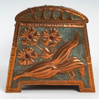  Coffret Art Nouveau en cuivre repoussé sur âme de bois, serti de cabochons de verre à décor de fleurs et libellule, signé &quot;GIM&quot;, début du XXe siècle.