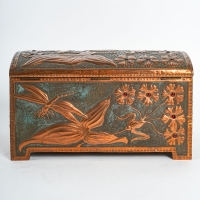  Coffret Art Nouveau en cuivre repoussé sur âme de bois, serti de cabochons de verre à décor de fleurs et libellule, signé &quot;GIM&quot;, début du XXe siècle.
