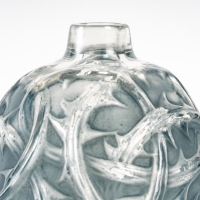 Vase &quot;Ronces&quot; verre blanc patiné bleu de René LALIQUE