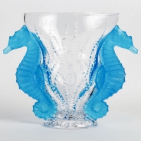 Vase &quot;Poséidon&quot; en cristal blanc et bleu électrique de LALIQUE FRANCE