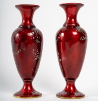 Une paire de vases en émail fin XIXème siècle