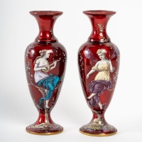 Une paire de vases en émail fin XIXème siècle