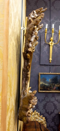 Important miroir en bois sculpté doré et argenté Italie milieu du XVIIIème siècle