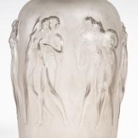 Vase &quot;Douze Figurines avec Bouchon Figurine&quot; Verre Blanc Patiné Gris de René LALIQUE