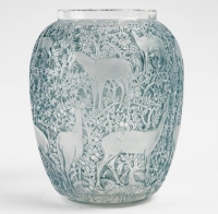Vase « Biches » verre blanc patiné bleu de René LALIQUE