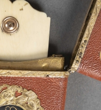 Étui &quot;Souvenir d&#039;amitié&quot; à tablette en ivoire, en laque et or avec médaillons à décor végétalisant, début du XIXe siècle