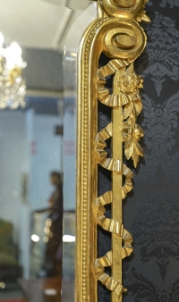 Miroir XVIII eme en bois doré et sculpté