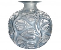 Vase &quot;Sophora&quot; verre blanc patiné bleu de René LALIQUE