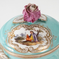 Service en porcelaine du XIXème siècle dans un coffret