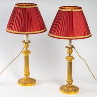 Paire de flambeaux montés en lampes à décor de panier fleuri en bronze doré époque Restauration vers 1820-1830