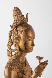 Déesse Indonésienne En Métal Doré Tenant Une Fleur De Lotus, 1920-1940