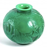 Vase &quot;Poissons&quot; verre vert jade multicouches patiné gris de René LALIQUE