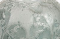 Vase « Perruches » verre blanc patiné bleu de René LALIQUE