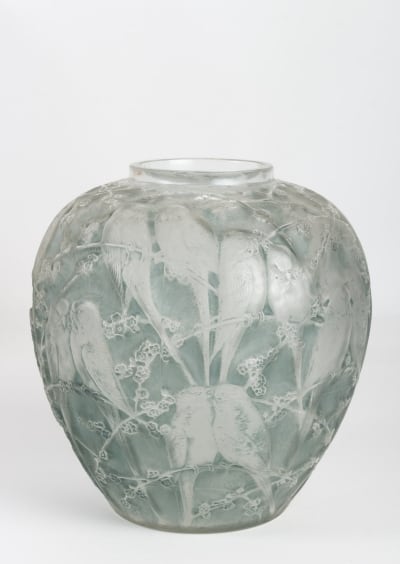 Vase « Perruches » verre blanc patiné bleu de René LALIQUE|||||||||