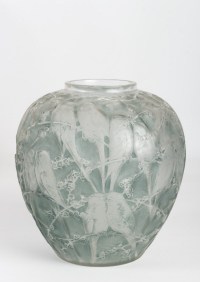 Vase « Perruches » verre blanc patiné bleu de René LALIQUE