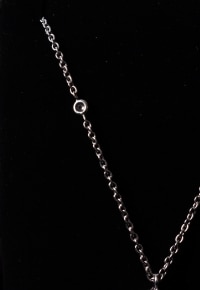 Délicat pendentif en or 18 carats orné d&#039;une émeraude poire