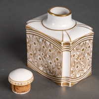 Boîte à thé en porcelaine de la manufacture de Sèvres à décor floral Art Déco, signée Rigolet et datée de1924